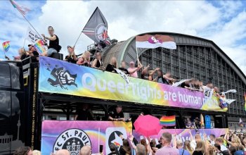 FC St. Pauli Truck auf dem CSD in Hambujrg 2025. Groß zu lesen steht an der Seite: "Queer rights are human rights" // (c) Pavel Andrasko