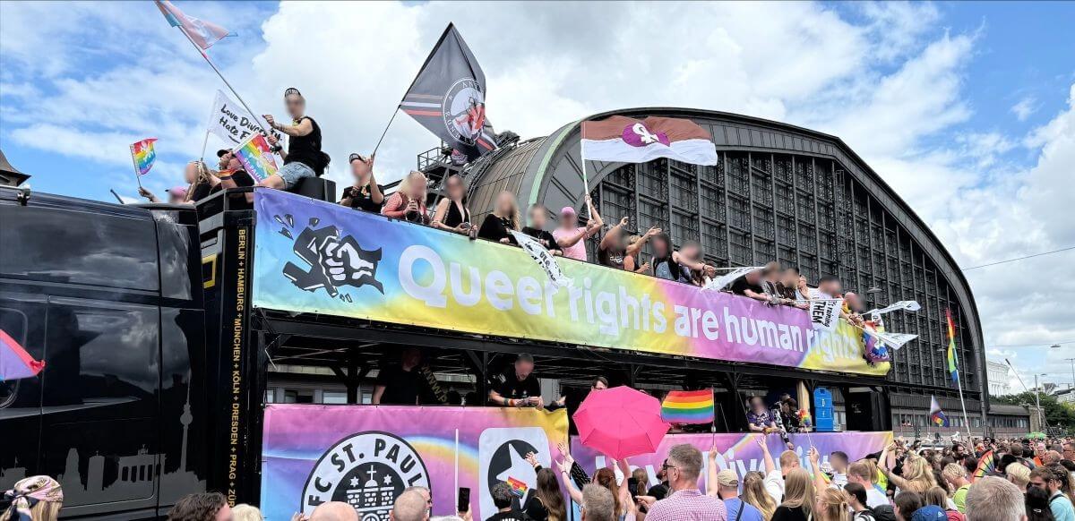 Truck des FC St. Pauli beim Christopher Street Day 2025 in Hamburg. Am Truck ist zu lesen: "Queer rights are human rights".
// (c) Pavel Andrasko