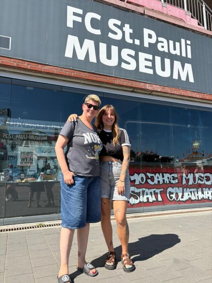 Tonja und Debbie vor dem FC St. Pauli Museum