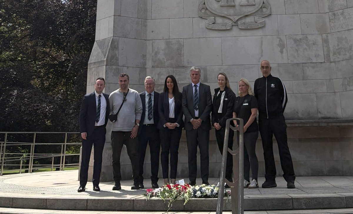 Vereinsvertreter*innen beider Vereine, Coventry City und FC St. Pauli, am Denkmal im War Memorial Park