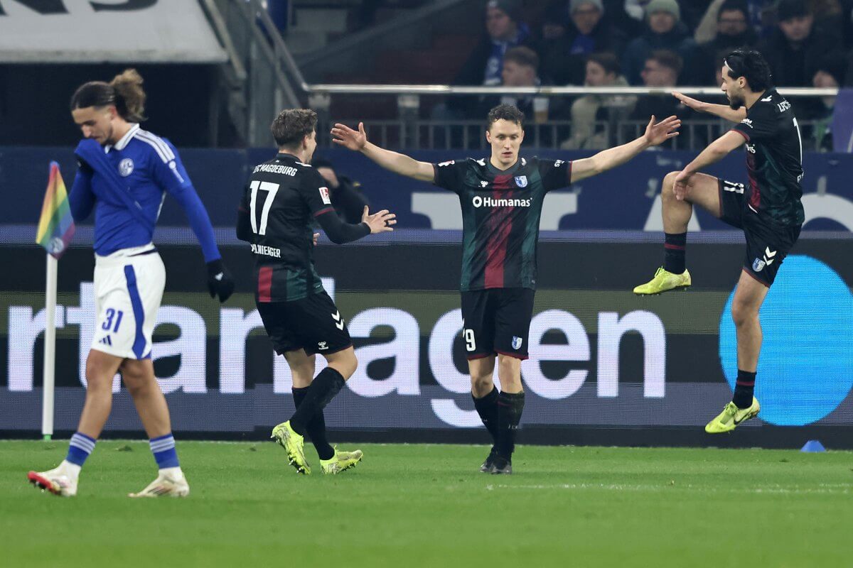 Martijn Kaars lässt sich für sein Tor zum 5:1 auf Schalke feiern. // (c) Christof Koepsel/Getty Images via OneFootball
