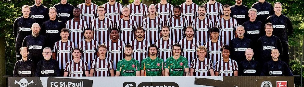 FC St. Pauli Mannschaftsfoto Saison 2025/26 Hinterste Reihe (v.l.n.r.): Jan Altmeyer (Physiotherapeut), Dominik Körner (Physiotherapeut), Andréas Hountondji, Hauke Wahl, Eric Smith, Jannik Robatsch, David Nemeth, Karol Mets, Jonas Wömmel (Teammanager), Thomas Barth (Athletiktrainer) Dritte Reihe (v.l.n.r.): Marius Abraham (Physiotherapeut), Dr. James Morgan (Performance Manager; Leiter Prävention, Rehabilitation & Physiotherapie), Abdoulie Ceesay, Scott Banks, Louis Oppie, Jackson Irvine, Ricky-Jade Jones, Connor Metcalfe, Adam Dźwigała, Thomas Risch (Co-Trainer & Spielanalyst), Sven Van Der Jeugt (Torwarttrainer) Zweite Reihe (v.l.n.r.): Thorge Düwer (Zeugwart), Arkadiusz Pyrka, Manolis Saliakas, Oladapo Afolayan, Danel Sinani, James Sands, Lars Ritzka, Nick Schmidt, Peter Németh (Co-Trainer), Alexander Blessin (Cheftrainer) Vorderste Reihe (v.l.n.r.): Kenta Kambara (Zeugwart), Siegmar Krahl (Zeugwart), Fin Stevens, Erik Ahlstrand, Ben Voll, Nikola Vasilj, Simon Spari, Marwin Schmitz, Joel Chima Fujita , Sami Pierau (Video- und Spielanalyst), Karim Rashwan (Athletiktrainer) Es fehlen: Mathias Pereira Lage, Dr. Sebastian Schneider (Mannschaftarzt), Dr. Volker Carrero (Mannschaftarzt), Frederic Bokelmann (Rehatrainer) // (c) Stefan Groenveld