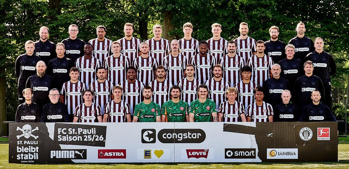 FC St. Pauli Mannschaftsfoto Saison 2025/26 Hinterste Reihe (v.l.n.r.): Jan Altmeyer (Physiotherapeut), Dominik Körner (Physiotherapeut), Andréas Hountondji, Hauke Wahl, Eric Smith, Jannik Robatsch, David Nemeth, Karol Mets, Jonas Wömmel (Teammanager), Thomas Barth (Athletiktrainer) Dritte Reihe (v.l.n.r.): Marius Abraham (Physiotherapeut), Dr. James Morgan (Performance Manager; Leiter Prävention, Rehabilitation & Physiotherapie), Abdoulie Ceesay, Scott Banks, Louis Oppie, Jackson Irvine, Ricky-Jade Jones, Connor Metcalfe, Adam Dźwigała, Thomas Risch (Co-Trainer & Spielanalyst), Sven Van Der Jeugt (Torwarttrainer) Zweite Reihe (v.l.n.r.): Thorge Düwer (Zeugwart), Arkadiusz Pyrka, Manolis Saliakas, Oladapo Afolayan, Danel Sinani, James Sands, Lars Ritzka, Nick Schmidt, Peter Németh (Co-Trainer), Alexander Blessin (Cheftrainer) Vorderste Reihe (v.l.n.r.): Kenta Kambara (Zeugwart), Siegmar Krahl (Zeugwart), Fin Stevens, Erik Ahlstrand, Ben Voll, Nikola Vasilj, Simon Spari, Marwin Schmitz, Joel Chima Fujita , Sami Pierau (Video- und Spielanalyst), Karim Rashwan (Athletiktrainer) Es fehlen: Mathias Pereira Lage, Dr. Sebastian Schneider (Mannschaftarzt), Dr. Volker Carrero (Mannschaftarzt), Frederic Bokelmann (Rehatrainer) // (c) Stefan Groenveld