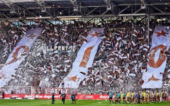 1910-Choreo mit Bannern, Fahnen und viel Konfetti auf der Süd am Millerntor des FC St. Pauli beim Heimspiel gegen Borussia Dortmund am 24. August 2025. // (c) Stefan Groenveld