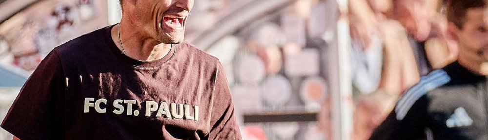Hamburg, Deutschland, 23.08.2025, Millerntor-Stadion, FC St. Pauli - Borussia Dortmund Alexander Blessin, Cheftrainer des FC St. Pauli, gibt Anweisungen während der Partie gegen Borussia Dortmund. Copyright: Stefan Groenveld