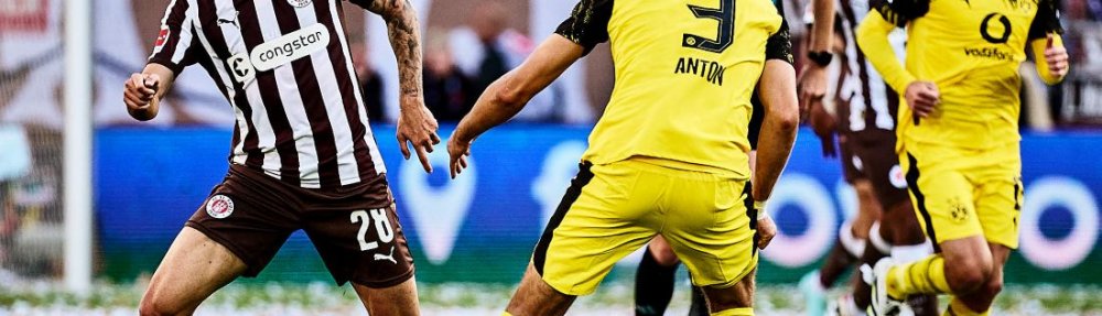 Hamburg, Deutschland, 23.08.2025, Millerntor-Stadion, FC St. Pauli - Borussia Dortmund Mathias Pereira Lage (FC St. Pauli) im Duell mit Waldemar Anton (Borussia Dortmund) Copyright: Stefan Groenveld