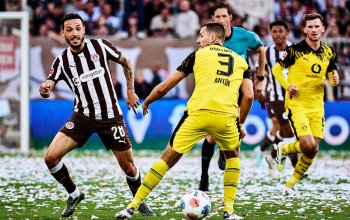 Hamburg, Deutschland, 23.08.2025, Millerntor-Stadion, FC St. Pauli - Borussia Dortmund Mathias Pereira Lage (FC St. Pauli) im Duell mit Waldemar Anton (Borussia Dortmund) Copyright: Stefan Groenveld
