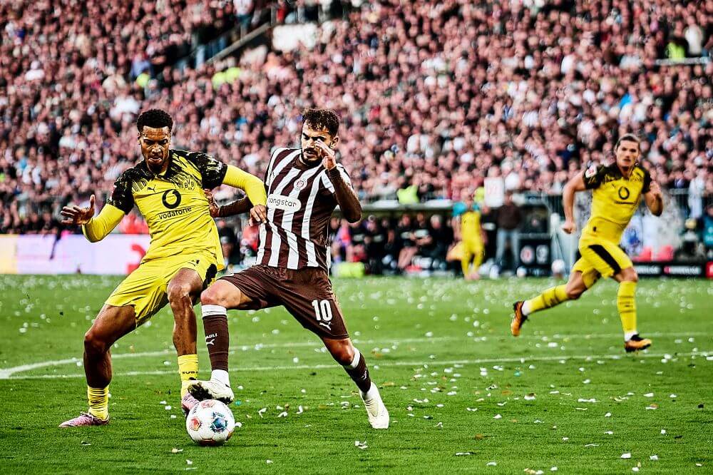 Hamburg, Deutschland, 23.08.2025, Millerntor-Stadion, FC St. Pauli - Borussia Dortmund Danel Sinani (FC St. Pauli) im Duell mit Felix Nmecha (Borussia Dortmund) Copyright: Stefan Groenveld