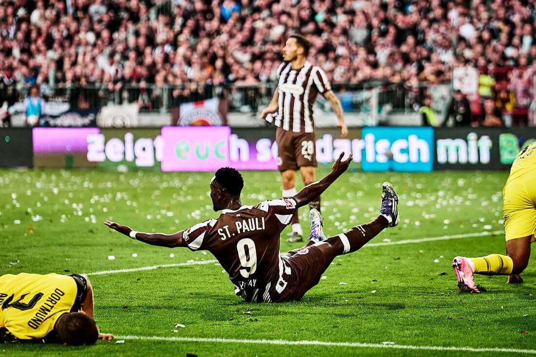 Hamburg, Deutschland, 23.08.2025, Millerntor-Stadion, FC St. Pauli - Borussia Dortmund Abdoulie Ceesay (FC St. Pauli) beschwert sich nach einem Zweikampf mit Dortmunds Filippo Mane. Copyright: Stefan Groenveld