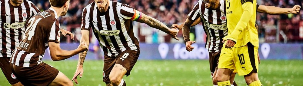 Hamburg, Deutschland, 23.08.2025, Millerntor-Stadion, FC St. Pauli - Borussia Dortmund Eric Smith jubelt nach seinem Treffer zum 3:3 gegen Borussia Dortmund. Copyright: Stefan Groenveld