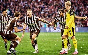 Hamburg, Deutschland, 23.08.2025, Millerntor-Stadion, FC St. Pauli - Borussia Dortmund Eric Smith jubelt nach seinem Treffer zum 3:3 gegen Borussia Dortmund. Copyright: Stefan Groenveld