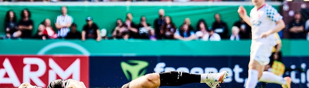 Hamburg, Deutschland, 16.08.2025, Millerntor-Stadion, FC Eintracht Norderstedt - FC St. Pauli David Nemeth liegt mit schmerzverzerrtem Gesicht auf dem Rasen. Copoyright: Stefan Groenveld