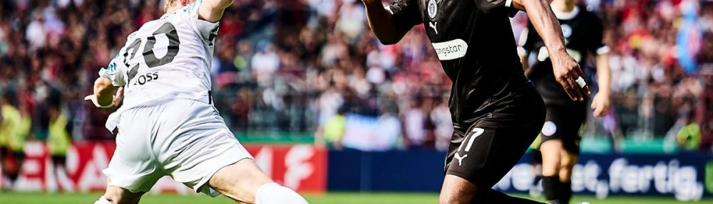 Hamburg, Deutschland, 16.08.2025, Millerntor-Stadion, FC Eintracht Norderstedt - FC St. Pauli Oladapo Afolayan setzt im Spiel gegen Eintracht Norderstedt zum Dribbling an. Copoyright: Stefan Groenveld