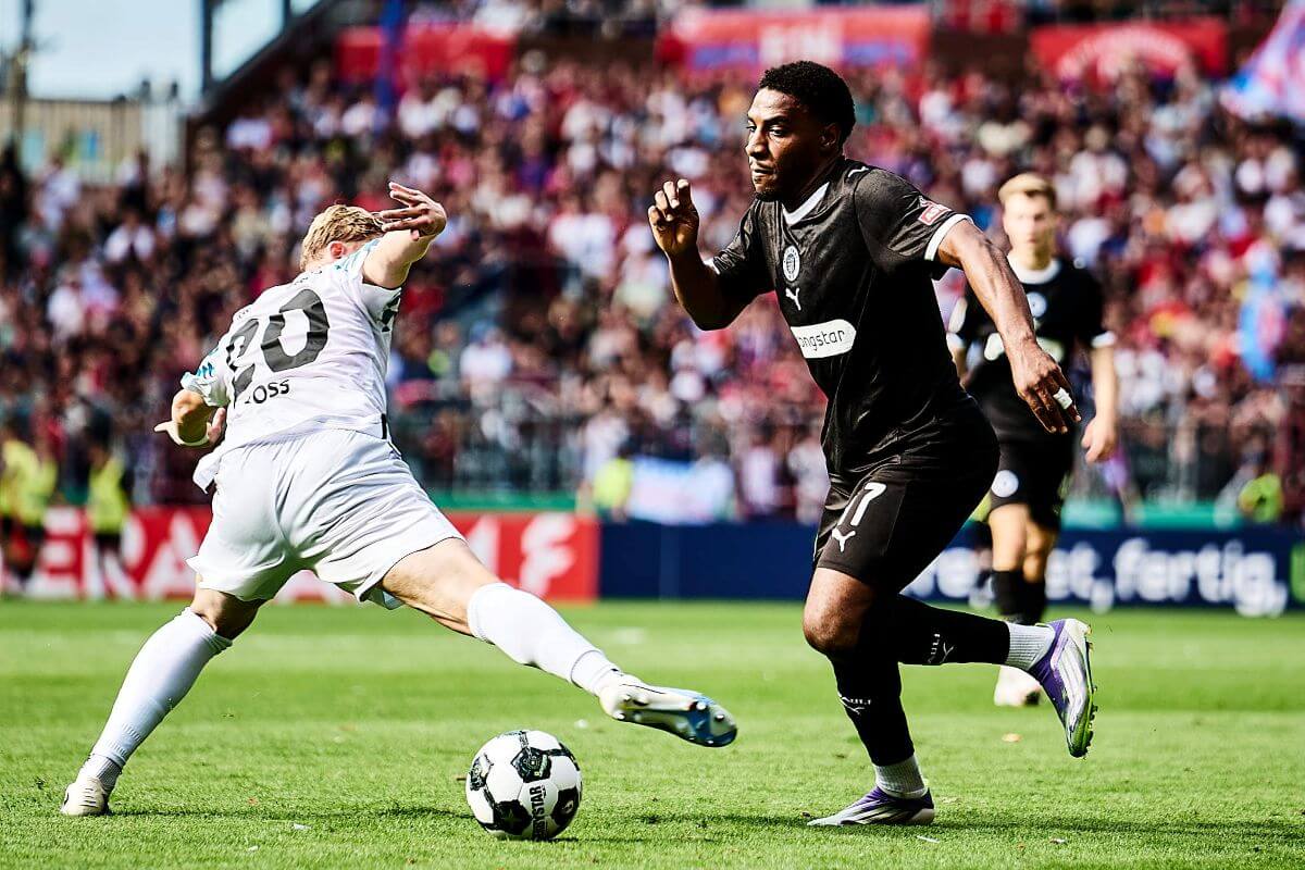 Hamburg, Deutschland, 16.08.2025, Millerntor-Stadion, FC Eintracht Norderstedt - FC St. Pauli Oladapo Afolayan setzt im Spiel gegen Eintracht Norderstedt zum Dribbling an. Copoyright: Stefan Groenveld