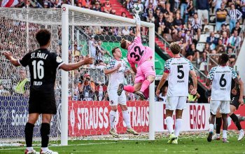 Joel Chima Fujita (FC St. Pauli) sieht, wie Lars Huxsohl (Eintracht Norderstedt) mal wieder einen Ball pariert. // (c) Stefan Groenveld