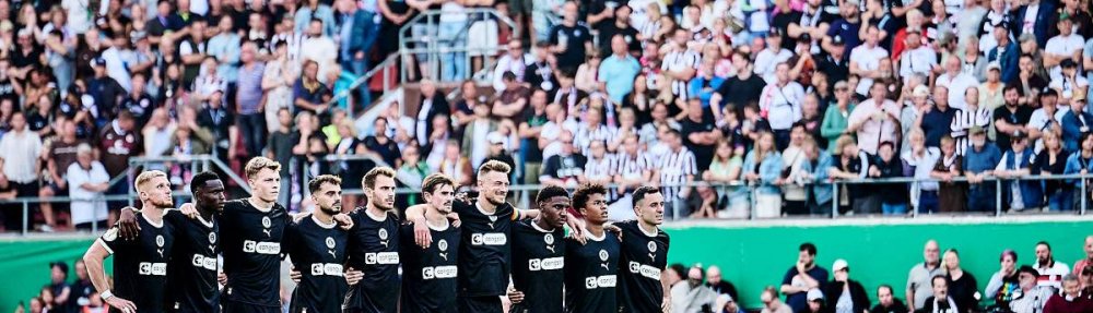Das Team des FC St. Pauli an der Mittellinie, beim Elfmeterschießen. // (c) Stefan Groenveld