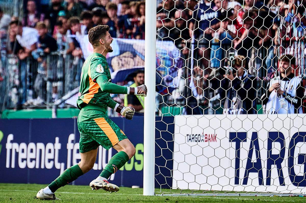 Einfach mal glücklich sein: Nikola Vasilj (FC St. Pauli) nach dem letzten Elfmeter beim Jubel vor der Nordkurve. // (c) Stefan Groenveld