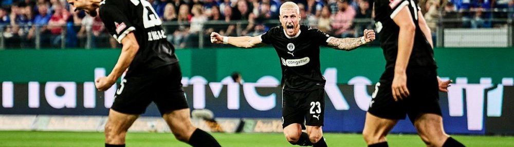 Hamburg, Deutschland, 29.08.2025, Hamburger SV - FC St. Pauli, Bundesliga Adam Dzwigala, Hauke Wahl und Louis Oppie feiern den Treffer des FC St. Pauli zum 1:0 gegen den HSV Copyright: Stefan Groenveld