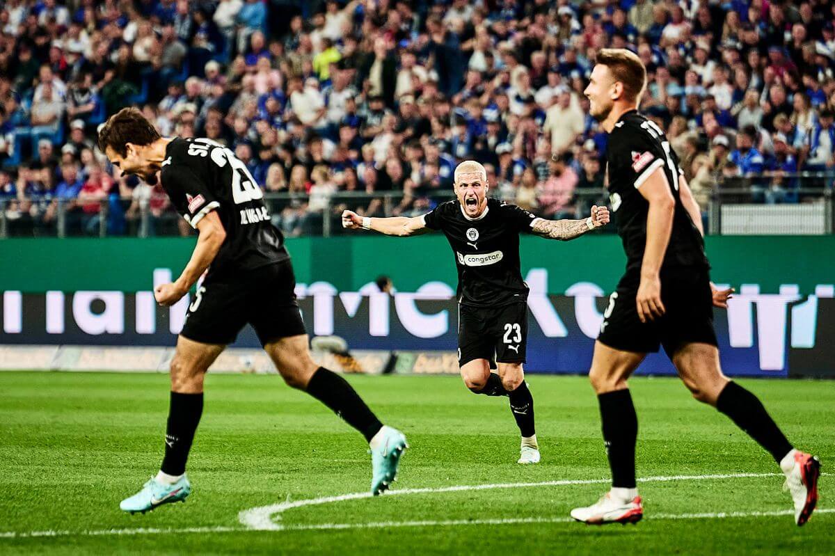 Hamburg, Deutschland, 29.08.2025, Hamburger SV - FC St. Pauli, Bundesliga Adam Dzwigala, Hauke Wahl und Louis Oppie feiern den Treffer des FC St. Pauli zum 1:0 gegen den HSV Copyright: Stefan Groenveld