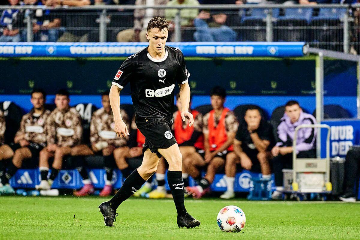 Hamburg, Deutschland, 29.08.2025, Hamburger SV - FC St. Pauli, Bundesliga Kaum neu beim FC St. Pauli, schon im einsatz: Martijn Kaars wurde bei der Partie gegen den Hamburger SV eingewechselt. Copyright: Stefan Groenveld