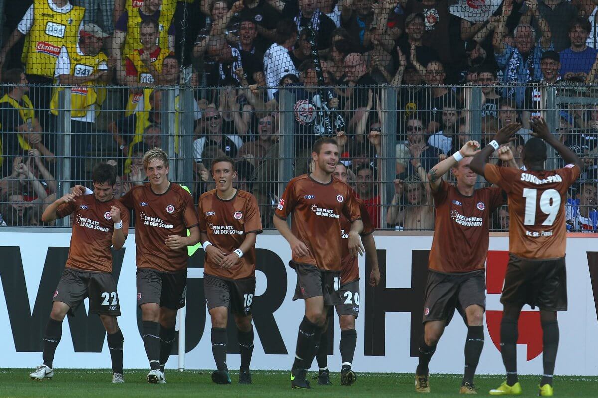 Fin Bartels (FC St. Pauli) bejubelt am 21.08.2010 sein Tor zum 3:1-Endstand beim SC Freiburg. Mit ihm jubeln Bastian Oczipka, Max Kruse, Markus Thorandt, Mathias Lehmann, Marius Ebbers und Richard Sukuta-Pasu. // (c) Alexander Hassenstein/Bongarts/Getty Images 