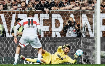 Nick Woltemade scheitert an Nikola Vasilj, der seinen Schuss pariert.