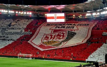 Die Choreo der Cannstatter Kurve vor dem Heimspiel gegen den FC St. Pauli. Wappen und Pokal umringt von roten und weißen Folien und der Schriftzug "Deutscher Pokalsieger 24.05.2025"