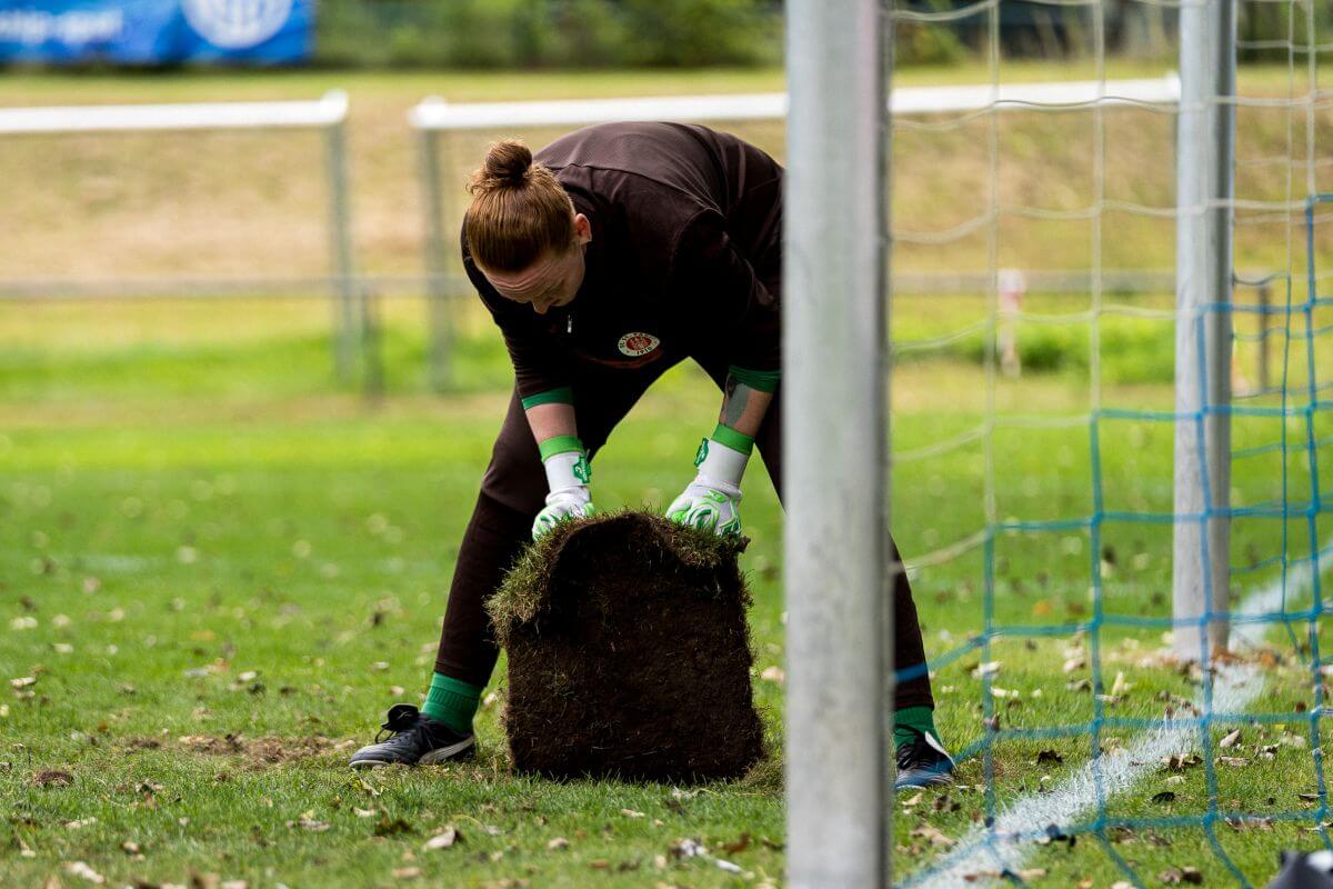Tara Zimmermann (FC St. Pauli) bei der Platzinspektion vor dem Spiel bei Holstein Kiel (Waldwiese). 31.08.2025 // (c) @eddy.photogr