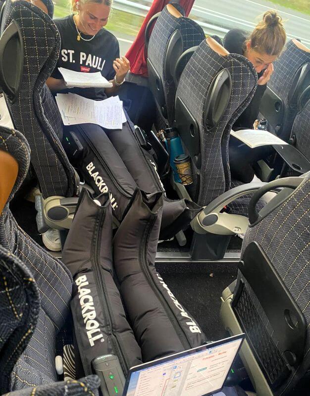 Bus der 1. Frauen beim Spiel in Aurich, inklusive Regenerations-Boots.