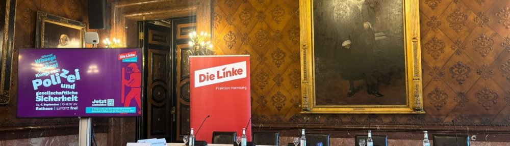 Bild vom Podium des Polizeikongresses in Hamburg am 05.09.2025. Durchgeführt von der Linksfraktion Hamburg, der Braun Weißen Hilfe und Forschungsnetzwerk Sicherheit &Polizei (Sichpol). Zu sehen ist der Sitzungssaal im Hamburger Rathaus und das Flyer-Bild der Veranstaltung.
