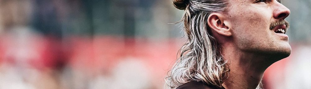 Hamburg, Deutschland, 09.08.2024, Millerntor-Stadion, FC St. Pauli - Atalanta Bergamo Jackson Irvine blickt vor dem Testspiel des FC St. Pauli gegen Atalanta Bergamo nach oben. Copyright: Stefan Groenveld