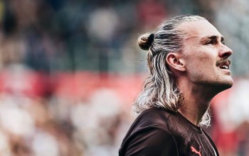Hamburg, Deutschland, 09.08.2024, Millerntor-Stadion, FC St. Pauli - Atalanta Bergamo Jackson Irvine blickt vor dem Testspiel des FC St. Pauli gegen Atalanta Bergamo nach oben. Copyright: Stefan Groenveld