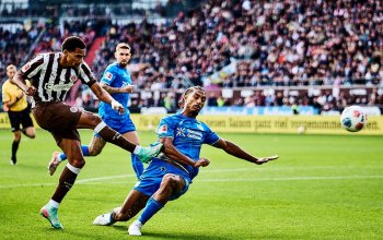 Hamburg, Deutschland, 27.09.2025, Millerntor-Stadion, FC St. Pauli - Bayer 04 Leverkusen Andreas Hountondji (FC St. Pauli) setzt zum Torschuss an, Loic Bade (Bayer Leverkusen) stört entscheidend. Copyright: Stefan Groenveld