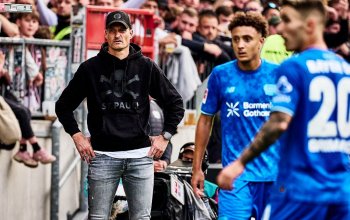 Hamburg, Deutschland, 27.09.2025, Millerntor-Stadion, FC St. Pauli - Bayer 04 Leverkusen Alexander Blessin, Cheftrainer des FC St. Pauli, schaut konzentriert dem Spiel gegen Bayer Leverkusen zu. Copyright: Stefan Groenveld