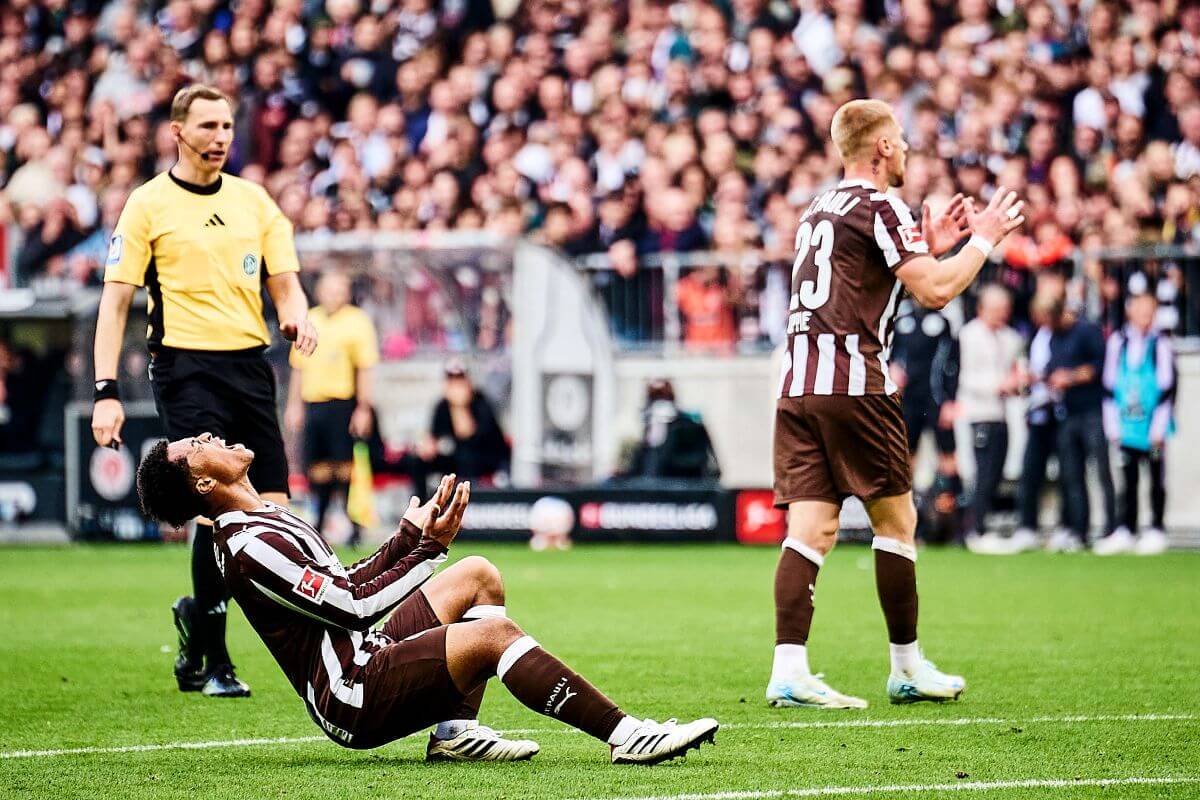 Hamburg, Deutschland, 27.09.2025, Millerntor-Stadion, FC St. Pauli - Bayer 04 Leverkusen Joel Chima Fujita (FC St. Pauli) ärgert sich über eine vergebene Chance im Spiel gegen Bayer Leverkusen. Copyright: Stefan Groenveld
