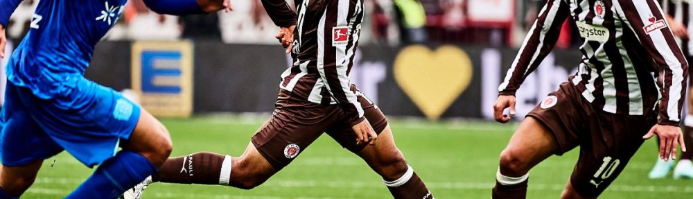 Hamburg, Deutschland, 27.09.2025, Millerntor-Stadion, FC St. Pauli - Bayer 04 Leverkusen Joel Chima Fujita (FC St. Pauli) führt den Ball im Spiel gegen Bayer Leverkusen. Copyright: Stefan Groenveld