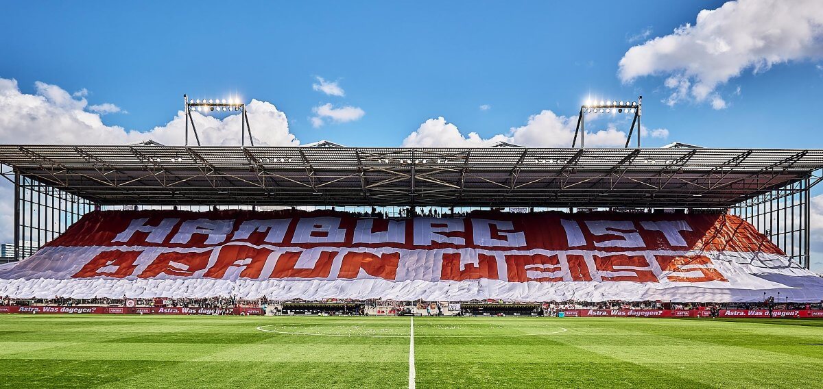 Riesen-Blockfahne über der gesamten Gegengeraden beim Spiel des FC St. Pauli gegen den FC Augsburg. "Hamburg ist Braun-Weiß", Millerntor, 14.09.2025 // (c) Stefan Groenveld