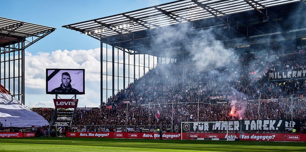 Gedenken an Tarek Ehlail im Stadion des FC St. Pauli vor dem Heimspiel gegen den FC Augsburg am 14.09.2025. // Millerntor, (c) Stefan Groenveld