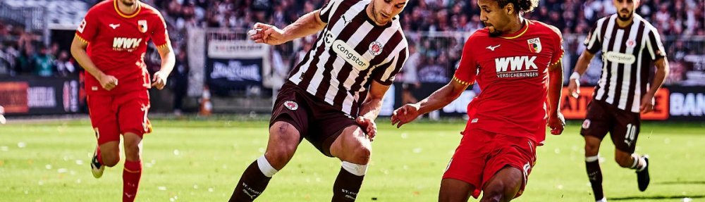 Hamburg, Deutschland, 14.09.2025, Millerntor-Stadion, FC St. Pauli - FC Augsburg James Sands (FC St. Pauli) im Zweikampf mit Han-Noah Massengo (FC Augsburg). Copyright: Stefan Groenveld