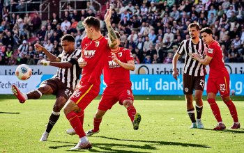 Hamburg, Deutschland, 14.09.2025, Millerntor-Stadion, FC St. Pauli - FC Augsburg Andreas Hountondji (FC St. Pauli) trifft mit seinem Torabschluss den ausgestreckten Arm von Cedric Zesiger (FC Augsburg) - ein Elfmeter ist die Folge. Copyright: Stefan Groenveld