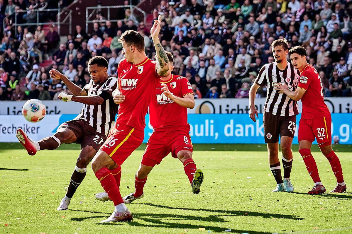 Hamburg, Deutschland, 14.09.2025, Millerntor-Stadion, FC St. Pauli - FC Augsburg Andreas Hountondji (FC St. Pauli) trifft mit seinem Torabschluss den ausgestreckten Arm von Cedric Zesiger (FC Augsburg) - ein Elfmeter ist die Folge. Copyright: Stefan Groenveld
