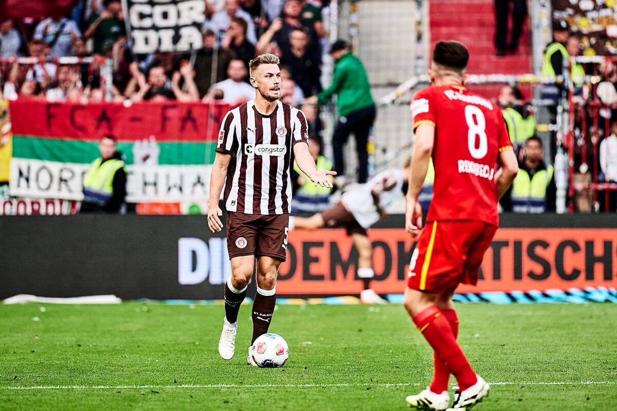 Hamburg, Deutschland, 14.09.2025, Millerntor-Stadion, FC St. Pauli - FC Augsburg Hauke Wahl (FC St. Pauli) sucht eine Anspielstation im Spiel gegen den FC Augsburg. Copyright: Stefan Groenveld