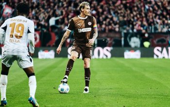 Nathan Tella (Bayer 04 Leverkusen) staunt über die Ballbehandlung von Eric Smith (FC St. Pauli)