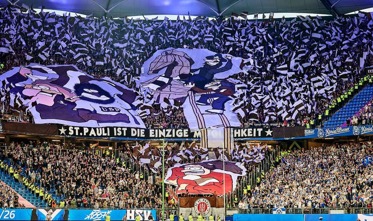 Choreo des FC St. Pauli Gästeblocks beim Derby im Volksparkstadion am 29. August 2025.
Zu sehen ist ein trojanisches Pferd, aus dem nach und nach andere Freaks klettern. // (c) Stefan Groenveld