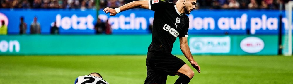 Hamburg, Deutschland, 29.08.2025, Hamburger SV - FC St. Pauli, Bundesliga Danel Sinani (FC St. Pauli) setzt sich im Duell mit Miro Muheim (Hamburger SV) durch. Copyright: Stefan Groenveld