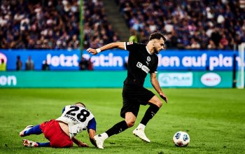 Hamburg, Deutschland, 29.08.2025, Hamburger SV - FC St. Pauli, Bundesliga Danel Sinani (FC St. Pauli) setzt sich im Duell mit Miro Muheim (Hamburger SV) durch. Copyright: Stefan Groenveld