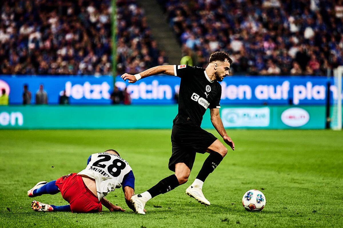 Hamburg, Deutschland, 29.08.2025, Hamburger SV - FC St. Pauli, Bundesliga Danel Sinani (FC St. Pauli) setzt sich im Duell mit Miro Muheim (Hamburger SV) durch. Copyright: Stefan Groenveld