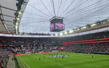 Blick aus dem Gästeblock des Stadions in Frankfurt vor Anpfiff der Partie.