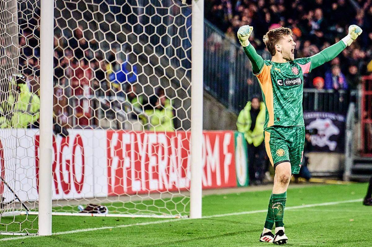 Ben Voll jubelt nach seinem zweiten gehaltenen Elfmeter für den FC St. Pauli, der das Weiterkommen gegen die TSG Hoffenheim sichert. // (c) Stefan Groenveld