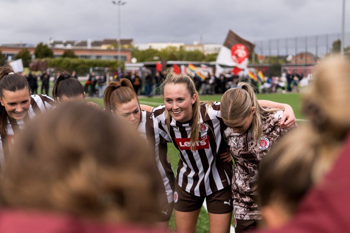Anni Kingman (FC St. Pauli) im Teamkreis vor dem Spiel gegen den SV Henstedt-Ulzburg. FeldArena, 5.10.2025 // (c) @eddy.photogr